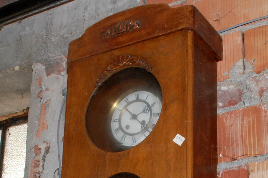 orologio antico in legno